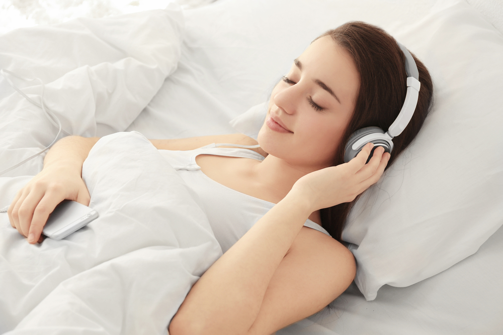 質の良い眠りに音楽のすすめ｜効果の理由と最適なジャンルをご紹介